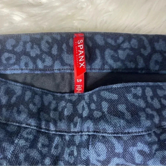 Spanx Denim Jean-ish Ankle Leggings Blue Leopard Print Size Small 4/6 - Picture 4 of 8